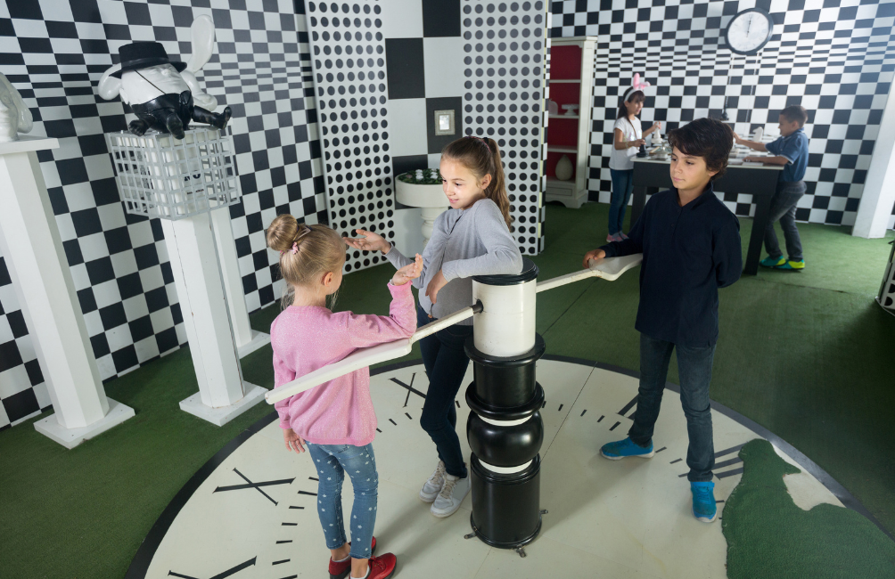 Kinderen bezig met het ontsnappen uit een zelfgemaakte escape room in de woonkamer. Escape room kinderfeestje